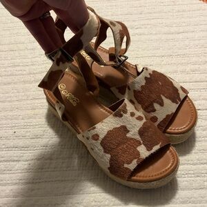Red and white cowhide platform sandals women’s size 8